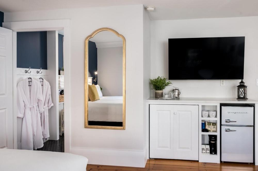 Deluxe Queen Room interior